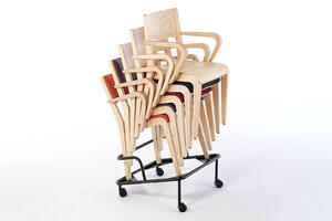 Mit dem praktischen Transportwagen kann der Stuhl leicht verschoben werden